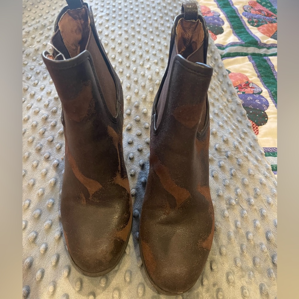 Donald Pliner gorgeous cow print tall wedges. Like new. Fashion statement.